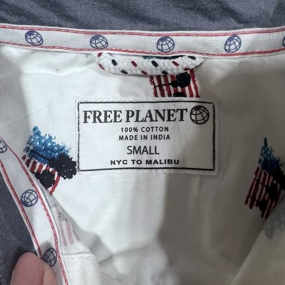 Free Planet USA Stars And Stripes Flag America Button Up Cotton Shirt Small NWT - Picture 9 of 9